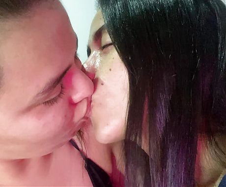 Deep kisses with lesbian tongue